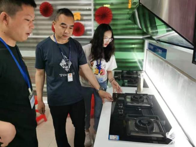 2024滕州市家电换新消费季暨美的电器以旧换新进商圈活动在龙泉街道举行